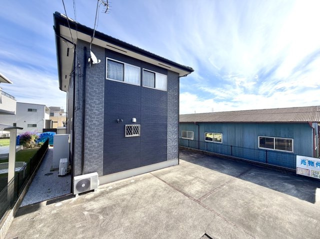 【中古戸建】高崎市新町の外観|■外観｜土日のご見学はもちろん、平日・夜間のご案内も大歓迎です♪「今から見たい」や「仕事終わりに見たい」にもご対応できますのでお気軽にお問い合わせください♪