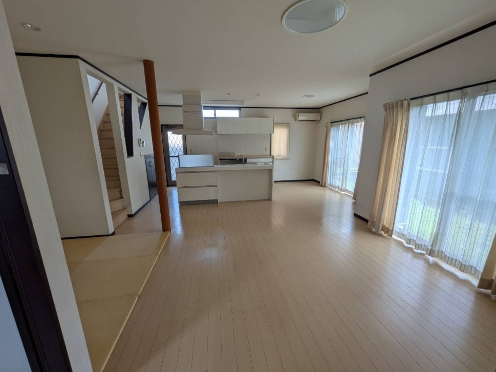 【中古戸建】高崎市新町の居間・リビング|■リビング｜落ち着きのある表情を見せるリビングダイニング。太陽の光がたっぷり差し込むリビングは、自然とご家族が集まる居心地の良い空間です。