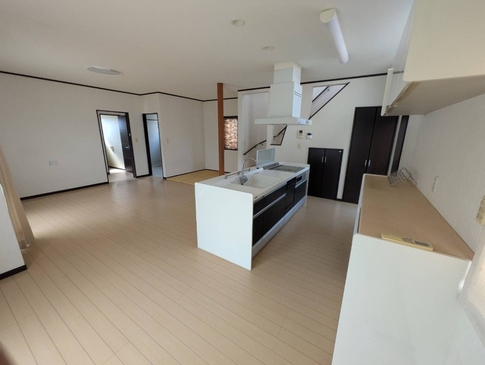 【中古戸建】高崎市新町の居間・リビング|■リビング｜窓から射し込む陽射しが縦横に広がり、あたたかな空間を形作ります♪木目のきれいなフローリングとシンプルな壁紙は、一日中家に居ても飽きることなく過ごすことができる素敵な空間です♪