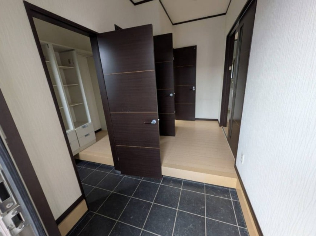 【中古戸建】高崎市新町の玄関|■玄関｜毎日の「いってらっしゃい」や「お帰りなさい」を大切なご家族と過ごす玄関は〈使いやすさ〉を追求しております。玄関横の物入は急な来客時でもさっとお片付けできるスペースを確保しています。