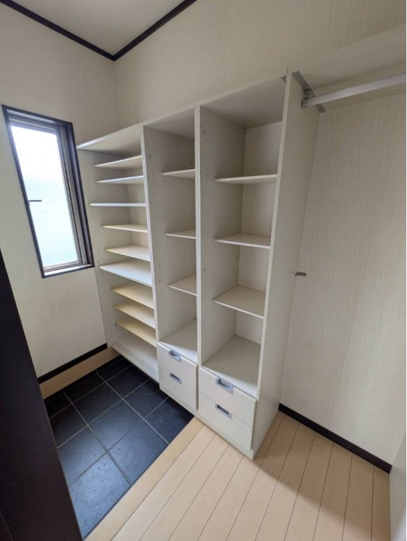 【中古戸建】高崎市新町の玄関|■玄関｜たっぷり収納がついています♪ご家族の靴もしっかり収納できますので、安心です！