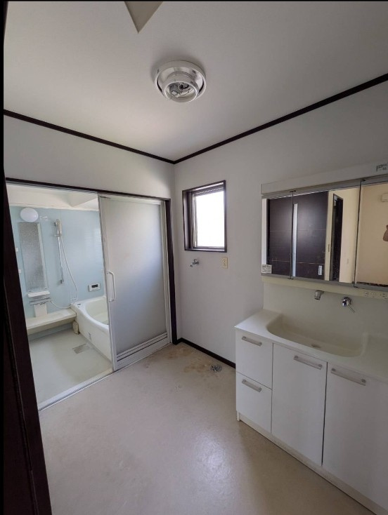 【中古戸建】高崎市新町の独立洗面台|■洗面室｜大きな鏡で朝の身支度もラクラク♪毎日の忙しい準備が楽しくなる洗面所です(^^♪