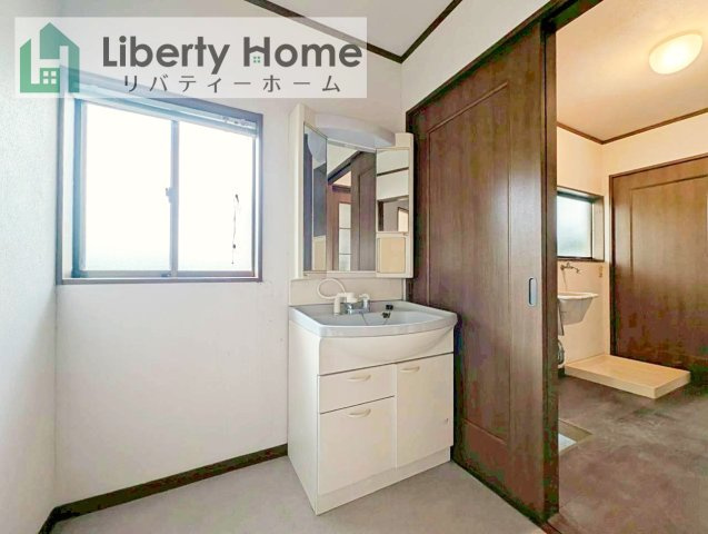 ひたちなか市市毛　中古戸建の独立洗面台