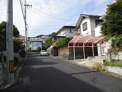 広島市佐伯区観音台４丁目 　中古一戸建て(JS)の前面道路含む現地写真