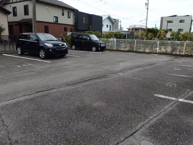 ウッディハウス岩瀬の駐車場