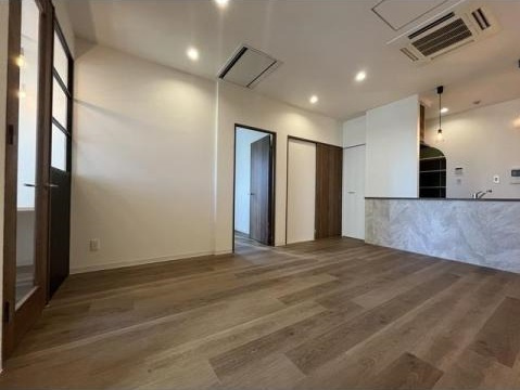 港区東新橋２丁目の賃貸マンションの居間・リビング