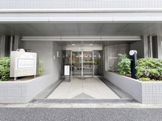 【エントランス】 | お客様を、そして住人を出迎えてくれるマンションのエントランス。ゴミが落ちていないことからも、管理状態の良さや住民の節度の高さが見て取れます。～即日のご見学可能～　お問合せはお気軽にどうぞ。
