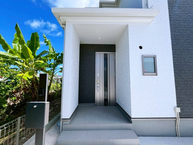 うるま市字川田の新築一戸建の玄関