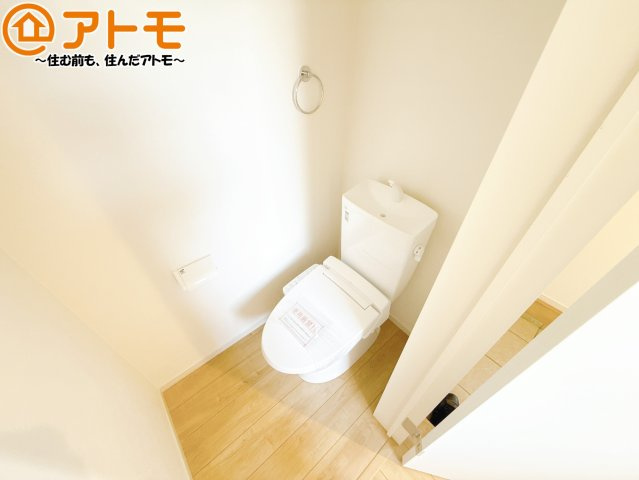 【トイレ】 | 駿河区中島3期　新築戸建　全1棟 | 年代を問わず使いやすい洗浄機能付きのトイレ♪肌への負担をも減らせるのでお子様の敏感なお肌も安心！