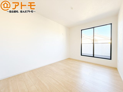 【寝室】 | 駿河区中島3期　新築戸建　全1棟 | バルコニーに面したお部屋なので、布団などの大きなものも楽々干せます♪