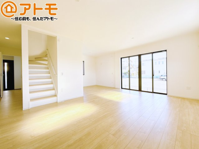 【居間・リビング】 | 駿河区中島3期　新築戸建　全1棟 | 日当たりのよいリビングは、一年を通してぽかぽかとしています。家族が自然と集まる空間になりそうですね♪