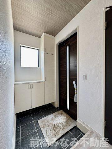 前橋市東善町１期　２号棟(全４棟)　アーバンスタイル　新築建売分譲の玄関|明るい玄関です