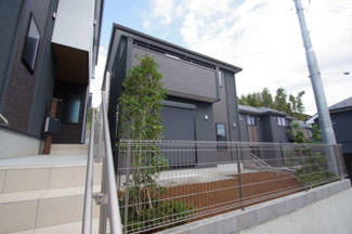 【外観】 | 11号棟　南庭、南傾斜のひな壇です。