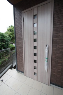 【外観：施工例】 | 玄関扉はカードキーに対応しています。