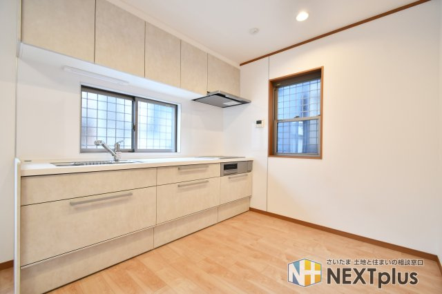 さいたま市大宮区三橋一丁目戸建③のキッチン|キッチンにも小窓がついている為、手元を照らしてくれます！戸建ならではの嬉しいPOINT。収納が上下にありますので、細かく分類して収納できます！調理スペースも広くお料理が捗りそうですね◎