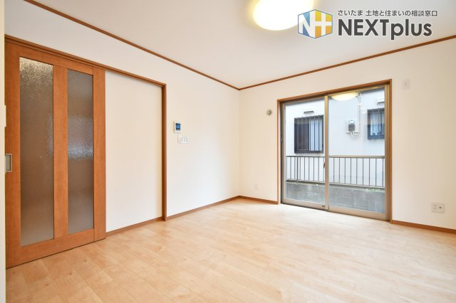 さいたま市大宮区三橋一丁目戸建③の居間・リビング|LDK11.3帖：リビングは窓が多く部屋の隅々まで陽が射し込みます！暖かくこもった空気は上にたまりやすいので、小窓を開け換気する事で、快適なお部屋の空気を維持する事ができます。