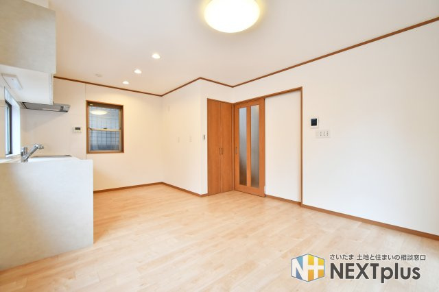 さいたま市大宮区三橋一丁目戸建③の居間・リビング|LDK11.3帖：リビング入り口には収納があります。掃除用具や備品などもしっかり収納することが出来ます。キッチンのすぐ近くですので、食糧庫としても◎生活感が隠せるのは嬉しいPOINTです！