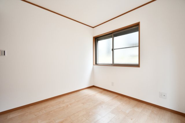 さいたま市大宮区三橋一丁目戸建③の洋室|洋室①4.5帖：1階の洋室です。リビングとは面さず独立した洋室となっているため、安眠できる来客用の寝室やお子様のお昼寝部屋におすすめです。その他、生活音が気になりにくいため、在宅ワーク部屋にも◎