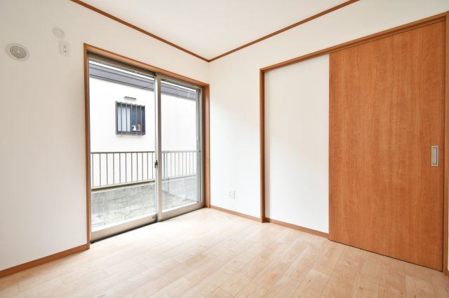 さいたま市大宮区三橋一丁目戸建③の洋室|洋室①4.5帖：東と南の二面採光の洋室です。クローゼットも備わっております。ベッドとデスク、本棚を置いても余裕のありますので、お子様の一人部屋にもおすすめ！二面採光で通風採光共に良好です。