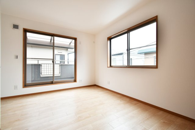 さいたま市大宮区三橋一丁目戸建③の洋室|洋室②7.4帖：南と西の二面採光ですので、通風良好です！バルコニーに出る事もできます！キングベッドやサイドテーブルも置く事ができる広さですので、主寝室におすすめです！