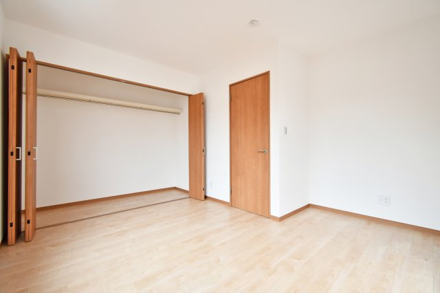 さいたま市大宮区三橋一丁目戸建③の洋室|洋室②7.4帖：クローゼットは2階各部屋に備わっておりますので、家族それぞれで洋服収納をすることも可能です。また、上下セパレートになっているため衣替えもしやすく、ハンガーパイプで家事時短にも◎！