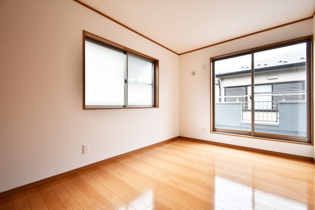 さいたま市大宮区三橋一丁目戸建③の洋室|洋室③6.2帖：東向きの洋室ですので、朝は気持ちの良い朝陽で目覚める事ができます！クローゼットも備わっております。ベッドとデスク、本棚を置いても余裕のありますので、お子様の一人部屋にもおすすめ！