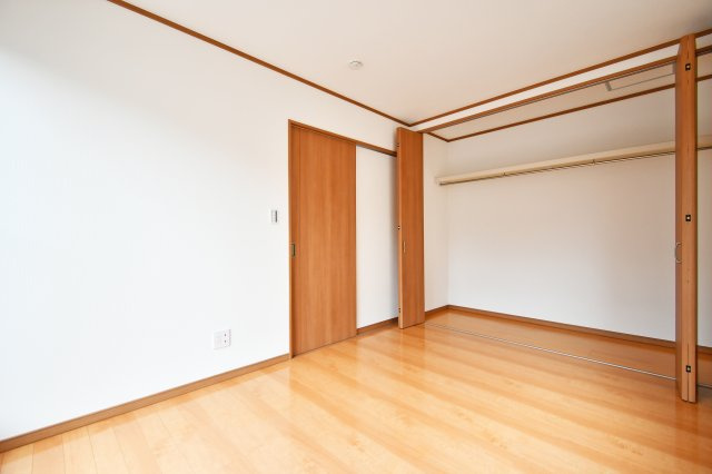 さいたま市大宮区三橋一丁目戸建③の洋室|洋室③6.2帖：クローゼットは上下セパレート・ハンガーパイプ付きです！上には季節物や思い出など毎日手に取らないものを収納、下にはハンガーパイプへコートや洋服など…かける収納もできます！