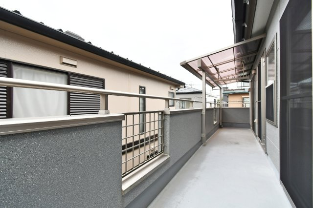 さいたま市大宮区三橋一丁目戸建③のバルコニー|難しいイメージの住宅ローンは経験スタッフが丁寧にお手伝いしますのでご安心下さい。「家を買って終わり」ではなく、「買ってからがスタート」と考え、一人ひとりにあった資金計画やプランをご提案致します！