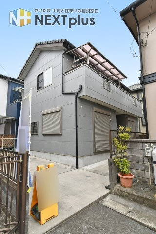 さいたま市大宮区三橋一丁目戸建③の外観|JR宇都宮線『大宮』駅までバス21分、停歩5分の立地です。都内まで乗り換え不要でアクセスでき、通勤通学に便利。近隣にはスーパーやドラッグストアなど商業施設が複数あり、毎日のお買い物に便利です。