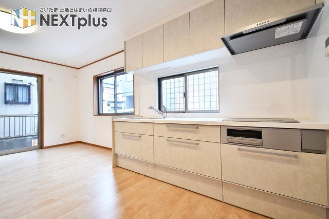 さいたま市大宮区三橋一丁目戸建③のキッチン|壁付けタイプのキッチンですので背後も圧迫感を感じず、お料理に集中することが出来ます。また、出来上がったお料理をすぐに運ぶことが出来るもの魅力です！小窓はお料理中の手元をしっかり照らしてくれます。