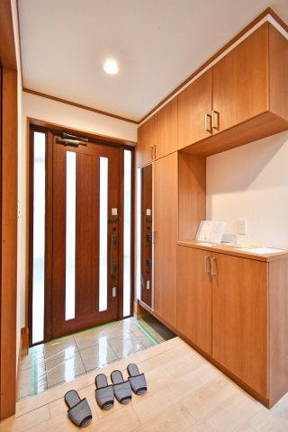 さいたま市大宮区三橋一丁目戸建③の玄関|シューズボックスは上下セパレートタイプ・トールタイプ両方が備え付けられておりますので、季節物で上下に分けて収納する事ができます。玄関扉には窓もありますので、玄関も外からの光が差し込みます。