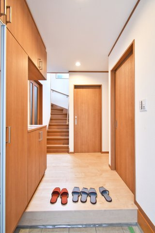 さいたま市大宮区三橋一丁目戸建③の玄関|玄関ドアの正面にはホール・階段・洗面室の扉が設置されておりますので、急な訪問で玄関を開けた際室内が見えない設計です！帰宅後そのまま洗面室で手洗いうがいが出来る便利な動線です◎