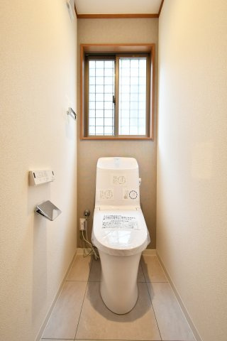さいたま市大宮区三橋一丁目戸建③のトイレ|清潔感のあるトイレ！吊戸棚がついておりますので備品補充も楽々行えます。つっぱり棒で生活感を隠せる為、掃除用具をしまうのもおすすめ！窓もあり換気が十分に行えるもの戸建ての魅力です。