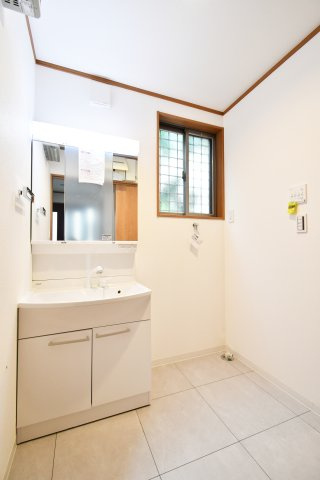 さいたま市大宮区三橋一丁目戸建③の独立洗面台|洗面室は広めの設計になっておりますので、洗濯機ほか、タオルや下着等をご家族分まとめて収納する衣装ケースを置く事も出来ます！また、お子様の入浴のお手伝いもしやすい広さとなっております。