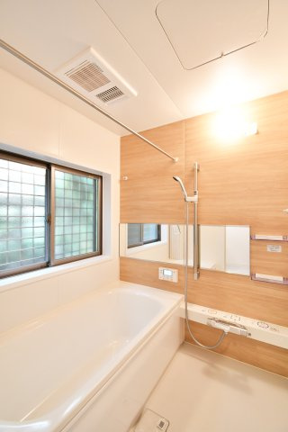 さいたま市大宮区三橋一丁目戸建③の浴室|シックで上品さを感じるバスルームはまるでホテルのような仕上がり。日常から解放できる癒しの空間となります。木目がアクセントになっております！新品ですのでご入居後から気持ちよく入浴頂けます。