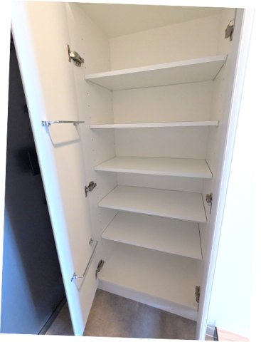ワンルーフフラット蔵前の玄関|傘フック付収納豊富なトールタイプのシューズBOXです