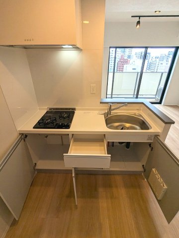 ワンルーフフラット蔵前の設備|ガス2口システムカウンターキッチン、瀟洒でお手入れ楽なガラストップコンロ