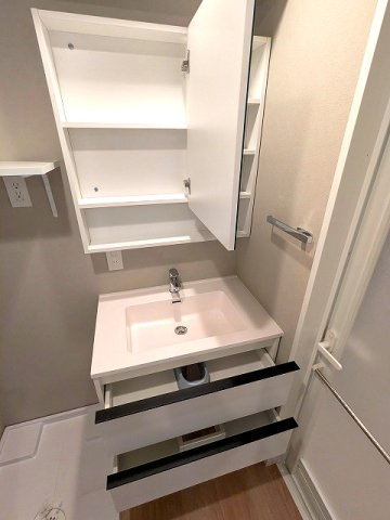 ワンルーフフラット蔵前の設備|トイレと独立した洗面室、2面鏡付独立洗面台