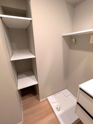 ワンルーフフラット蔵前の設備|トイレと独立した洗面室の洗濯機置場は排水口のお手入れし易い様に手前中央に配置しています