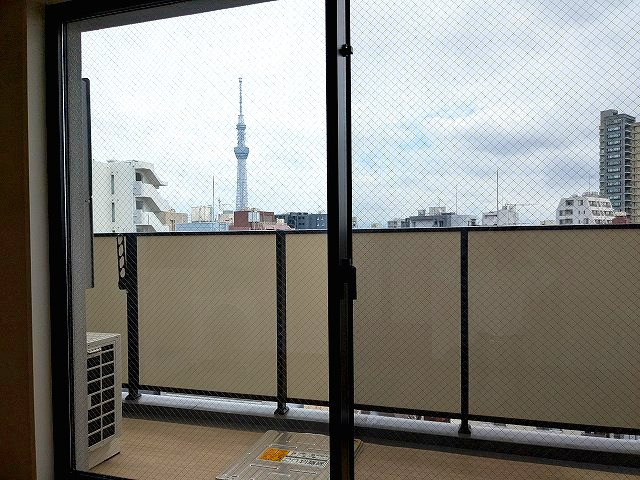 ワンルーフフラット蔵前の設備|12F、上層階のリビングと3.8帖洋室とバルコニーからスカイツリー隅田川花火見えます