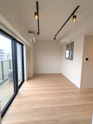 ワンルーフフラット蔵前の内装|クリアな室内窓ガラス、スポットライト、インターネット無料、リビングにエアコン付き、上層階のリビングと3.8帖洋室とバルコニーからスカイツリー隅田川花火見えます