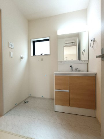 三郷市　彦糸1丁目　新築戸建　　全5棟の独立洗面台|朝の支度にも助かる、独立の洗髪洗面化粧台