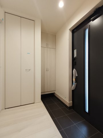 三郷市　彦糸1丁目　新築戸建　　全5棟の玄関|ゆったりとした玄関です