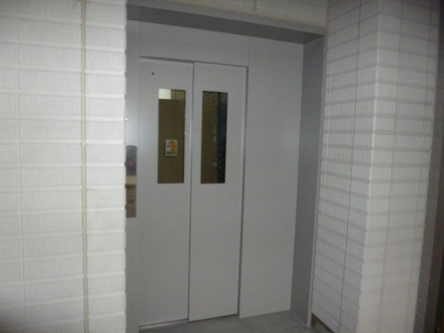 ロイヤルウイングのエントランス|エレベーター