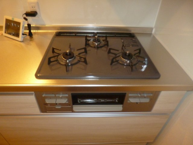 ロイヤルウイングのキッチン|3口ガスコンロ