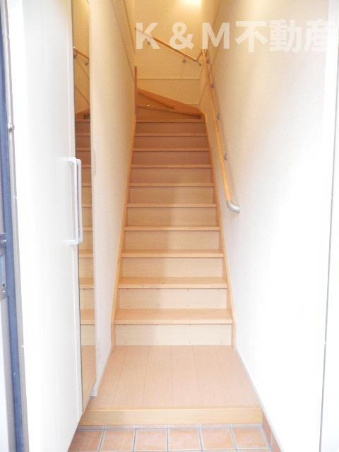 サンシャインビレッジアゼリアＣの玄関|明るい玄関です