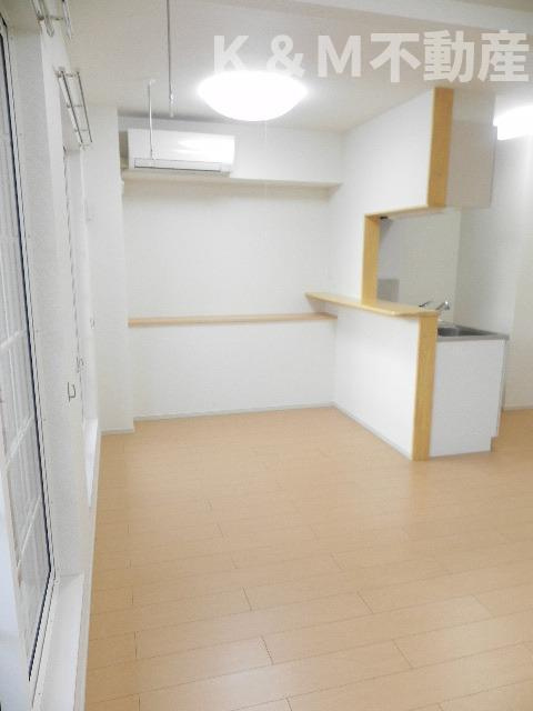 サンシャインビレッジアゼリアＣの居間・リビング|こちらの居間で趣味の時間をお楽しみください