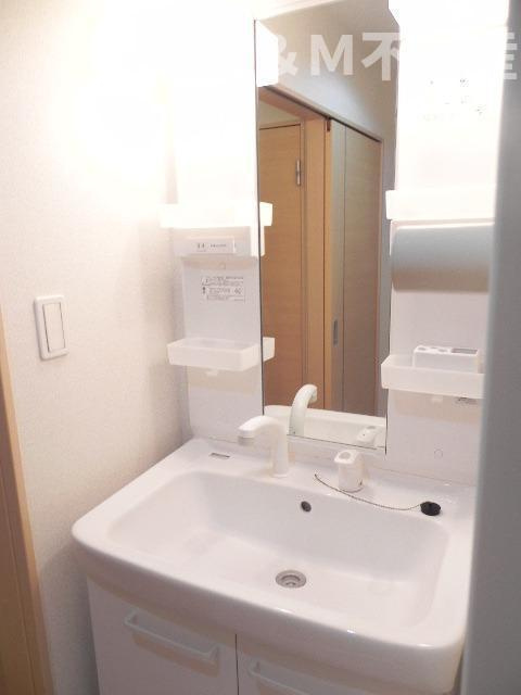 サンシャインビレッジアゼリアＣの洗面所|明るい洗面所です