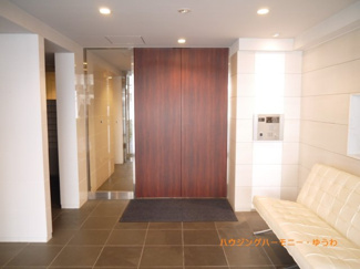 【その他共用部分】 | 清潔感と歓迎感があるエントランスホールとなります。
