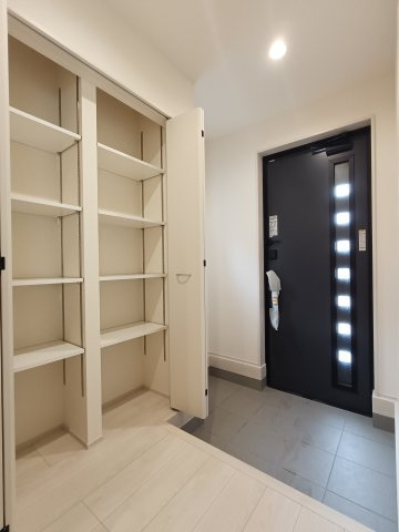 三郷市　彦糸1丁目　新築戸建　　全5棟の玄関|施工例です